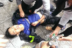 Cháy lớn tại phố Hàng Bồ, một chiến sĩ cảnh sát bị ngất vì sốc khói