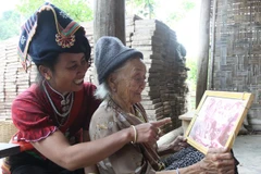 Nữ chiến sỹ địu con tham gia Chiến dịch Điện Biên Phủ