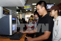 Bán vé tàu điện tử: Đã sắp hết thời lo lắng khi Tết đến Xuân về?