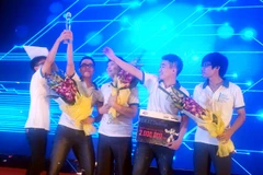 Sinh viên FPT vô địch thi ứng dụng di động điều khiển robot 