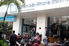 Xếp hàng cả đêm để đợi mua siêu phẩm iPhone 6 tại Hà Nội