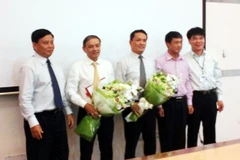 Ông Mai Văn Bình (thứ hai từ trái sang), và ông Lê Ngọc Minh (thứ ba từ trái sang) tại Lễ công bố Quyết định bổ nhiệm tân Chủ tịch Hội đồng thành viên MobiFone. (Ảnh: Trung Hiền/ Vietnam+)