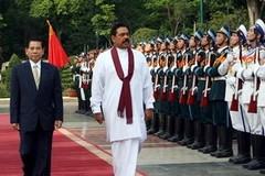 Chủ tịch Nguyễn Minh Triết và Tổng thống Sri Lanka Mahinda Rajapaksa duyệt đội danh dự. (Ảnh: Nguyễn Khang/TTXVN)