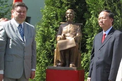 Lễ đặt tượng Hồ Chủ tịch trong khuôn viên trường SPGU. (Ảnh: Hồng Quân/TTXVN)