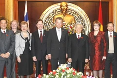 Chủ tịch Quốc hội Nguyễn Phú Trọng và Chủ tịch Quốc hội Phần Lan Sauli Niinisto chụp ảnh chung với các đại biểu. (Ảnh: Trí Dũng/TTXVN) 