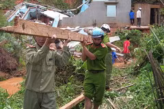 Lực lượng vũ trang và đoàn viên thanh niên tham gia dỡ dọn và dựng lại nhà ở cho nhân dân ở Kon Tum. (Ảnh: Đoàn Hữu Trung/TTXVN) 