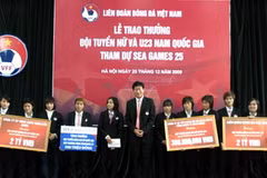 Các thành viên đội tuyển bóng đá nữ nhận thưởng tại Hà Nội. (Ảnh: Ngọc Trường/TTXVN)