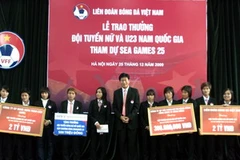 Các thành viên đội tuyển bóng đá nữ nhận thưởng tại Hà Nội. (Ảnh: Ngọc Trường/TTXVN)
