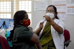 Nhân viên y tế tiêm vắcxin phòng COVID-19 cho người dân tại Bangalore, Ấn Độ. (Ảnh: THX/TTXVN)