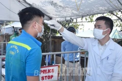Kiểm tra thân nhiệt người ra vào thành phố Hải Phòng. (Nguồn: Báo Hải Phòng)