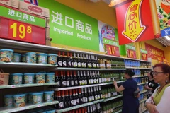 Một quầy hàng nhập khẩu trong siêu thị ở Trung Quốc. (Ảnh: VCG)