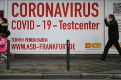 Một điểm điểm xét nghiệm nhanh COVID-19 tại Frankfurt, Đức. (Ảnh: THX/TTXVN)