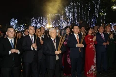 Tổng Bí thư, Chủ tịch nước Nguyễn Phú Trọng dâng hương tại Tượng đài Lý Thái Tổ ở Thủ đô Hà Nội. (Ảnh: Trí Dũng/TTXVN)