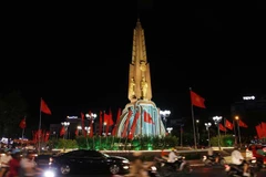 Tượng đài Cà Mau rực rỡ trong đêm 29 Tết. (Ảnh: Kim Há/TTXVN)