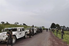 Binh sỹ thuộc Phái bộ gìn giữ hòa bình của Liên hợp quốc tại CHDC Congo phong tỏa khu vực Kibumba, sau khi xảy ra vụ sát hại Đại sứ Italy ở nước này. (Ảnh: AFP/TTXVN)