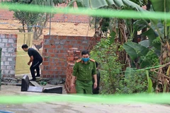 Cơ quan chức năng tiến hành khám nghiệm hiện trường vụ án. (Ảnh: Thanh Hải/TTXVN)