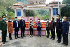 Lãnh đạo Châu Văn Sơn và doanh nghiệp tỉnh Vân Nam (Trung Quốc) trao tặng khẩn cấp vật tư y tế cho tỉnh Hà Giang. (Nguồn: Tổng Lãnh sự quán Việt Nam tại Côn Minh)