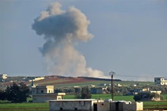 Khói bốc lên sau một cuộc không kích tại tỉnh Idlib, Syria. (Ảnh: AFP/TTXVN)