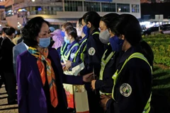 Trưởng Ban Dân vận Trung ương Trương Thị Mai động viên các nữ công nhân vệ sinh môi trường đã đóng góp công sức giúp cho thành phố Đà Lạt luôn sạch đẹp. (Ảnh: Nguyễn Dũng/TTXVN)