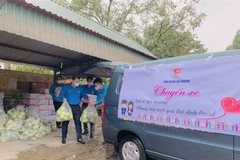 Thanh niên Hải Dương vận chuyển hàng ủng hộ phòng chống dịch từ điểm tiếp nhận của Tỉnh đoàn đến các vùng dịch. (Ảnh: Mạnh Minh/TTXVN)