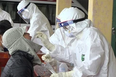 Lấy mẫu xét nghiệm cho người dân. (Ảnh: Mạnh Minh/TTXVN)