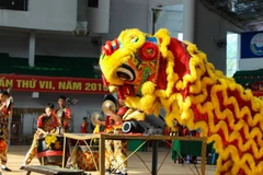 Người múa lân phải thể hiện được các hành động như lăn, chụp, nhảy, cắn và cảm xúc của lân như vui, giận, say, giật mình. (Ảnh: Hồng Thái/TTXVN)