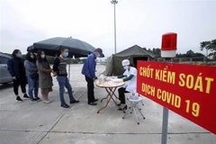 Một chốt kiểm soát dịch COVID-19 tại huyện Yên Mỹ, Hưng Yên. (Ảnh: Phạm Kiên/TTXVN)