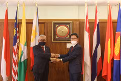 Đại sứ Việt Nam Hoàng Văn Lợi (phải) bàn giao vai trò Chủ tịch Ủy ban ASEAN tại Pretoria (APC) 2021 cho Đại sứ Indonesia Salman Al Farisi (trái). (Ảnh: Đình Lượng/TTXVN)