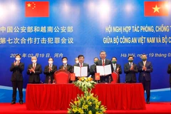 Đại tướng Tô Lâm, Bộ trưởng Công an Việt Nam và Bộ trưởng Bộ Công an Trung Quốc Triệu Khắc Chí ký kết Biên bản Hội nghị. (Ảnh: Doãn Tấn/TTXVN)