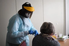 Tiêm vắcxin ngừa COVID-19 cho người cao tuổi tại viện dưỡng lão ở Froendenberg, Đức. (Ảnh: AFP/TTXVN)