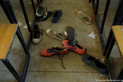 Cảnh sát gác tại một trường học, nơi các học sinh bị một nhóm vũ trang bắt cóc ở Dapchi, miền Bắc Nigeria, ngày 28/2/2018. (Ảnh: AFP/TTXVN)