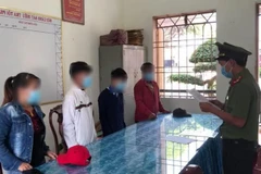 Công an tỉnh Lâm Đồng tống đạt quyết định xử phạt vi phạm hành chính đối với 3 trường hợp chỉnh sửa, phát tán văn bản giả mạo trên mạng xã hội. (Nguồn: Phòng An ninh Chính trị nội bộ tỉnh Lâm Đồng)