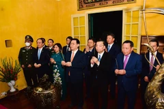 Lãnh đạo thành phố Hà Nội dâng hương tưởng nhớ Chủ tịch Hồ Chí Minh. (Ảnh: Nguyễn Cúc/TTXVN)