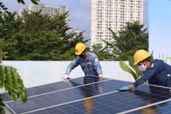 Lắp đặt điện năng lượng Mặt Trời. Ảnh minh họa. (Ảnh: Thanh Vũ/TTXVN)