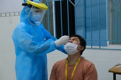 Nhân viên y tế lấy mẫu xét nghiệm. (Ảnh: Đinh Hằng/TTXVN)