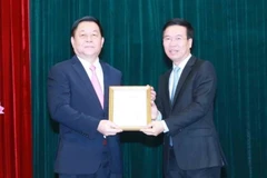 Ủy viên Bộ Chính trị, Thường trực Ban Bí thư Võ Văn Thưởng trao quyết định của Bộ Chính trị cho ông Nguyễn Trọng Nghĩa. (Ảnh: Phương Hoa/TTXVN)