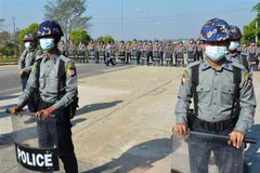 Cảnh sát phong tỏa tuyến đường dẫn tới tòa nhà Quốc hội ở thủ đô Naypyidaw ngày 29/1. (Ảnh: AFP/TTXVN)