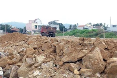 Đất đá được đổ để san lấp mặt bằng dự án khu đô thị Ánh Dương khi chưa được cơ quan chức năng cho phép. (Ảnh: Xuân Triệu/TTXVN)