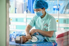 Chăm sóc trẻ sơ sinh tại một bệnh viện ở Quý Châu, Trung Quốc. (Ảnh: AFP/TTXVN)