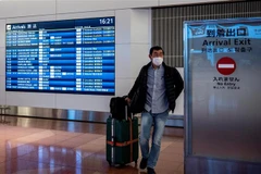 Hành khách tại sân bay Haneda ở Tokyo, Nhật Bản. (Ảnh: AFP/TTXVN)