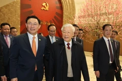 Ủy viên Bộ Chính trị, Bí thư Thành ủy Hà Nội Vương Đình Huệ đón Tổng Bí thư, Chủ tịch nước Nguyễn Phú Trọng. (Ảnh : Trí Dũng/TTXVN)