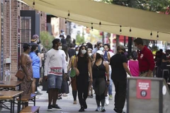 Người dân đeo khẩu trang phòng dịch COVID-19 tại New York, Mỹ. (Ảnh: THX/TTXVN)