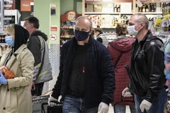 Người dân mua sắm tại một siêu thị ở Moskva, Nga. (Ảnh: AFP/TTXVN)