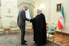 Tổng thống Iran Hassan Rouhani và Ngoại trưởng Hà Lan Stef Blok. Nguồn: tehrantimes.com)