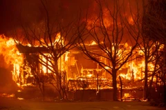 Nhiều ngôi nhà bị phá hủy trong vụ cháy rừng ở bang California, Mỹ, ngày 18/8/2020. (Ảnh: AFP/TTXVN)