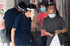 Người dân đeo khẩu trang phòng lây nhiễm COVID-19 tại Singapore. (Ảnh: AFP/TTXVN)