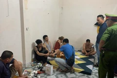 Tạm giữ khẩn cấp 2 đối tượng để điều tra về hành vi cho vay nặng lãi