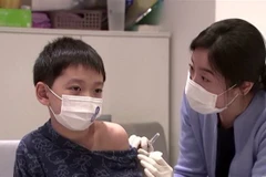 Tiêm phòng cúm cho trẻ nhỏ. (Ảnh: Reuters/TTXVN)