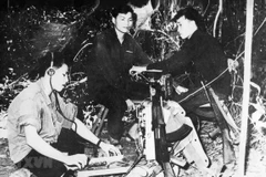 Tổ điện báo Thông tấn xã Giải phóng (nay là Thông tấn xã Việt Nam) điện tin từ mặt trận về căn cứ trong kháng chiến chống Mỹ, cứu nước. (Ảnh: Tư liệu TTXVN)