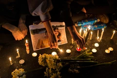 Tưởng niệm các nạn nhân trong vụ máy bay rơi tại Tehran, Iran, ngày 11/1/2020. (Ảnh: THX/TTXVN)